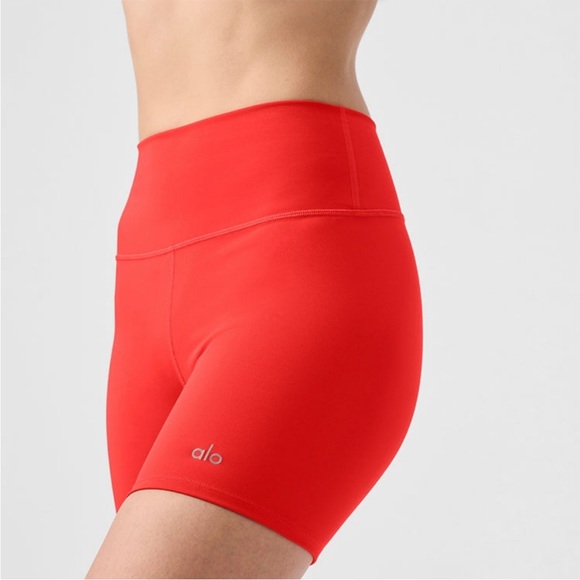 ALO Yoga Women's Red Hot Summer Air Lift Shorts 5" - Picture 1 of 4